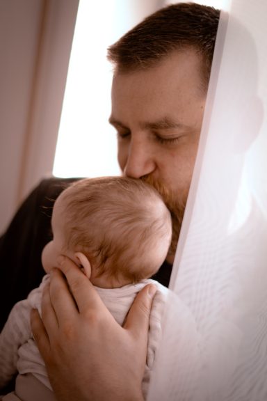 Vater mit Neugeborenem - Familienfotograf Dinkelsbühl