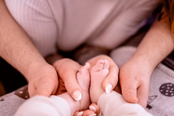 Babyfüße in Elternhänden - Familienfotografie